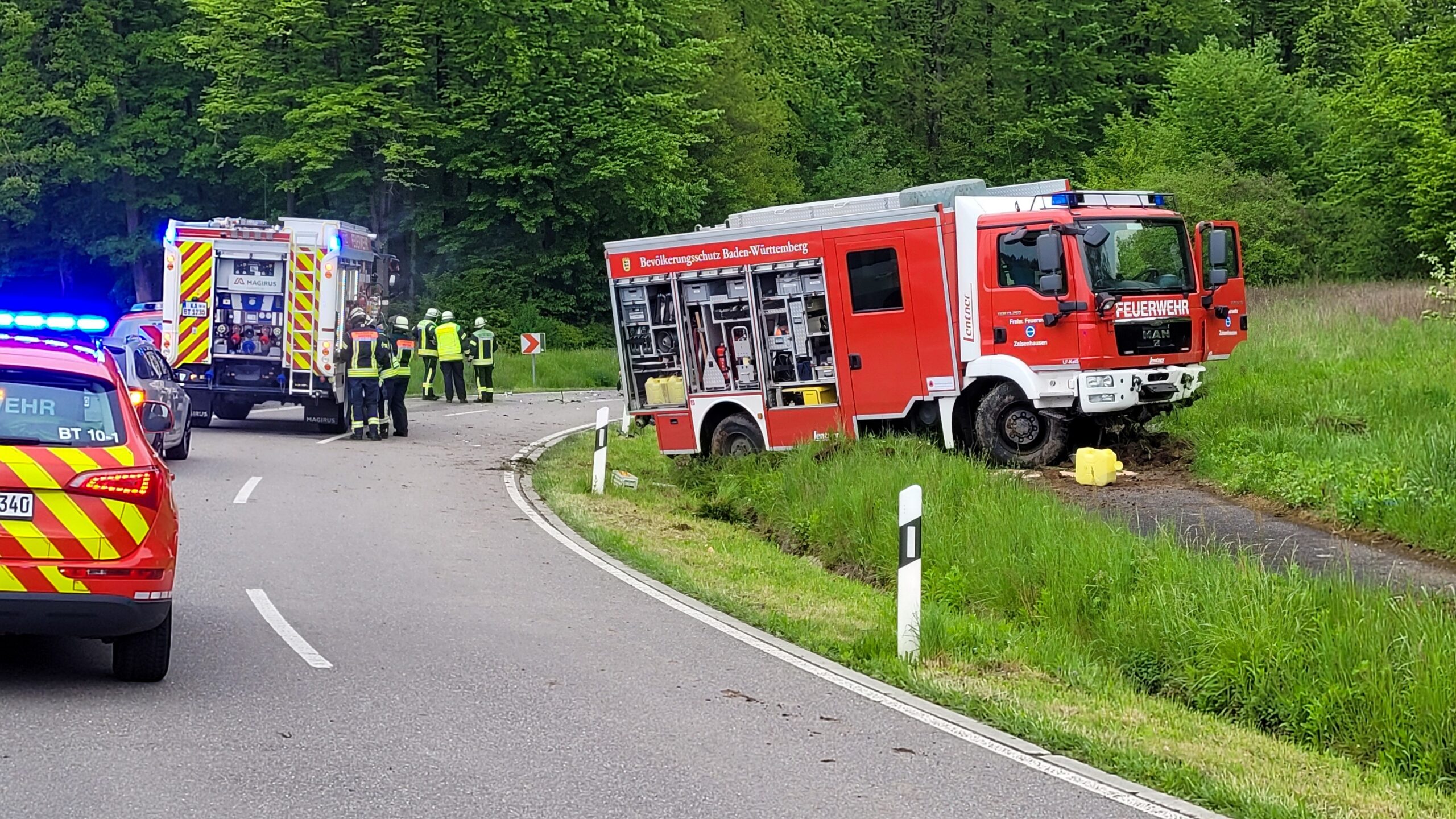 Schwerer Unfall mit Feuerwehrauto in Bretten: Löschfahrzeug der